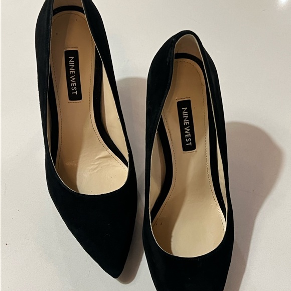 Nine West Trendz Pump in Black Suede, Size 6.5 - Picture 2 of 5